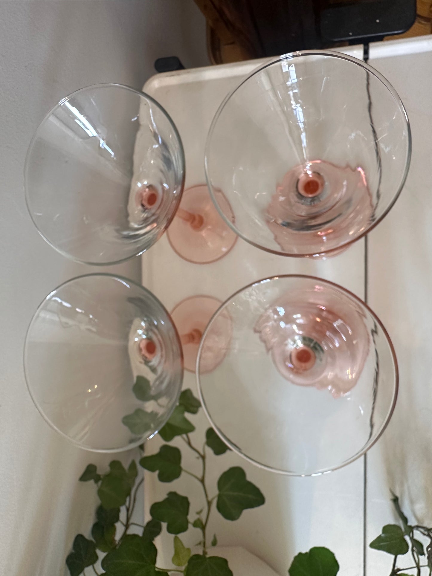 Set van 4 Martine glazen op roze oranje voet