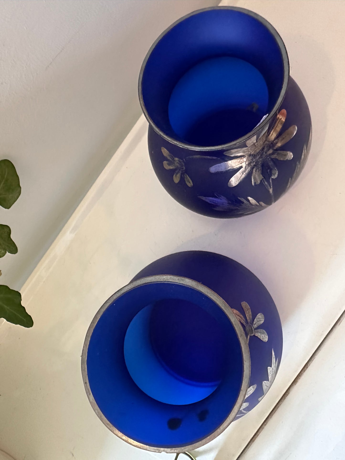 Set van twee blauw glazen vaasjes met gravure in zilver prijs is per stuk!