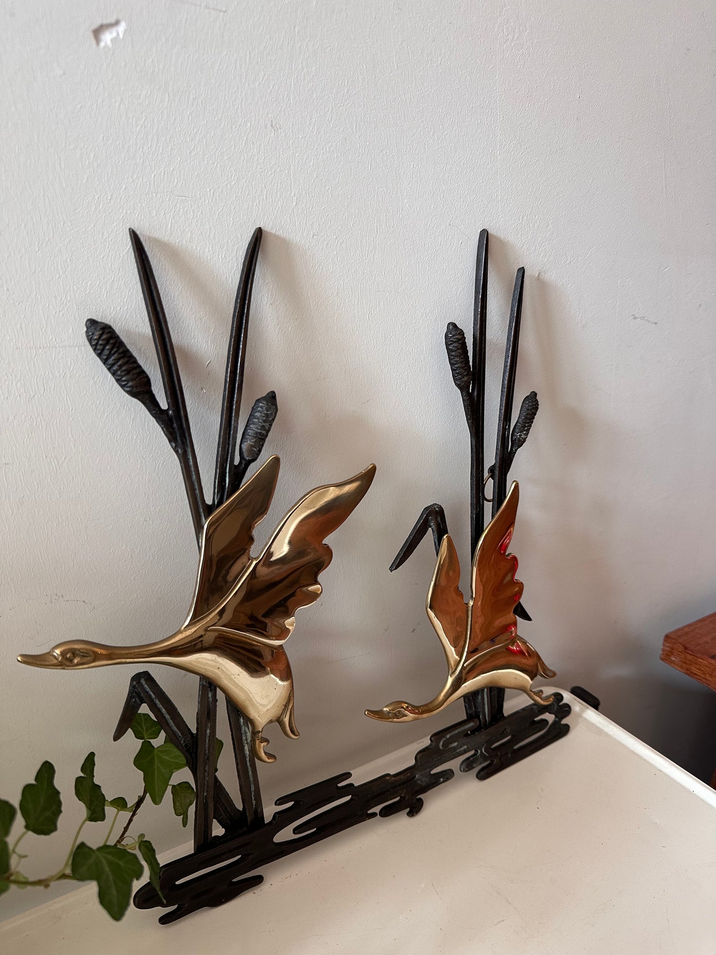 Wanddecoratie messing zwanen in riet
