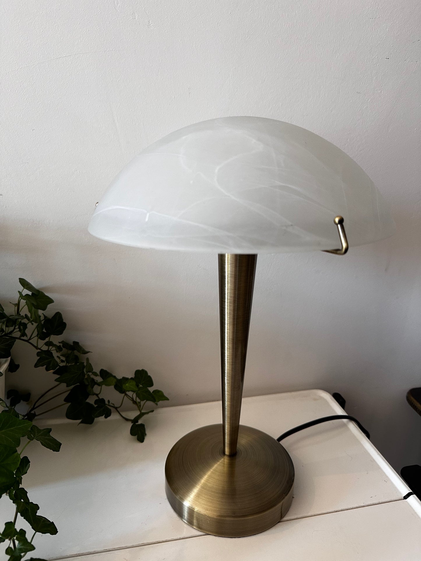 Messing touch lamp met melkglazen kap Jaren 80