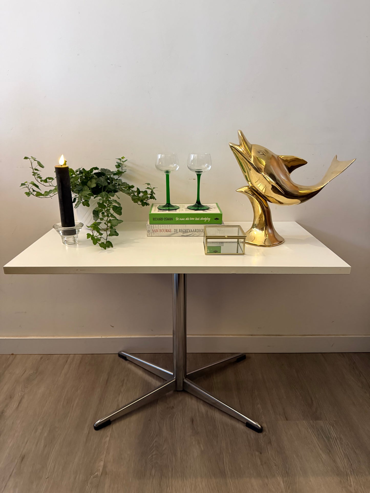 Bijzettafeltje met wit blad en chroom poot