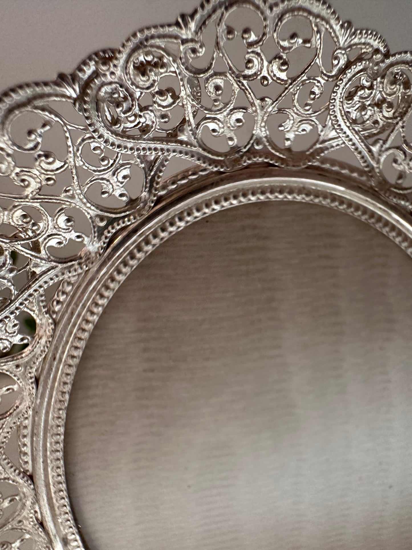 Opengewerkt ovaal fotolijstje op pootje