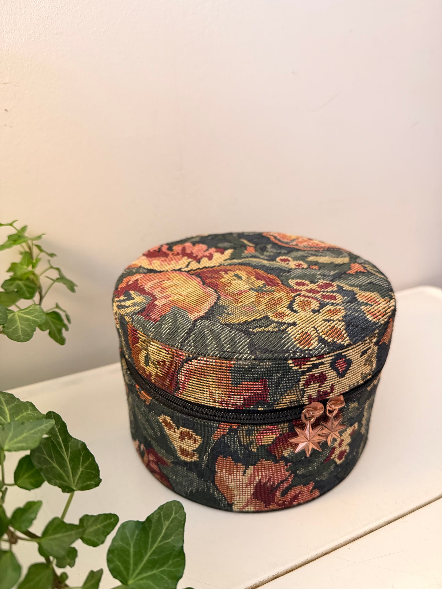 Vintage sieradendoos rond stof