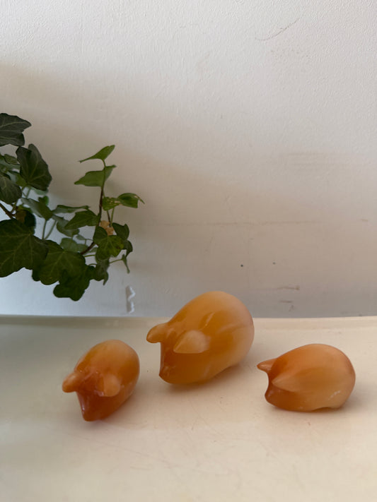 Set van 3 natuurstenen varkentjes