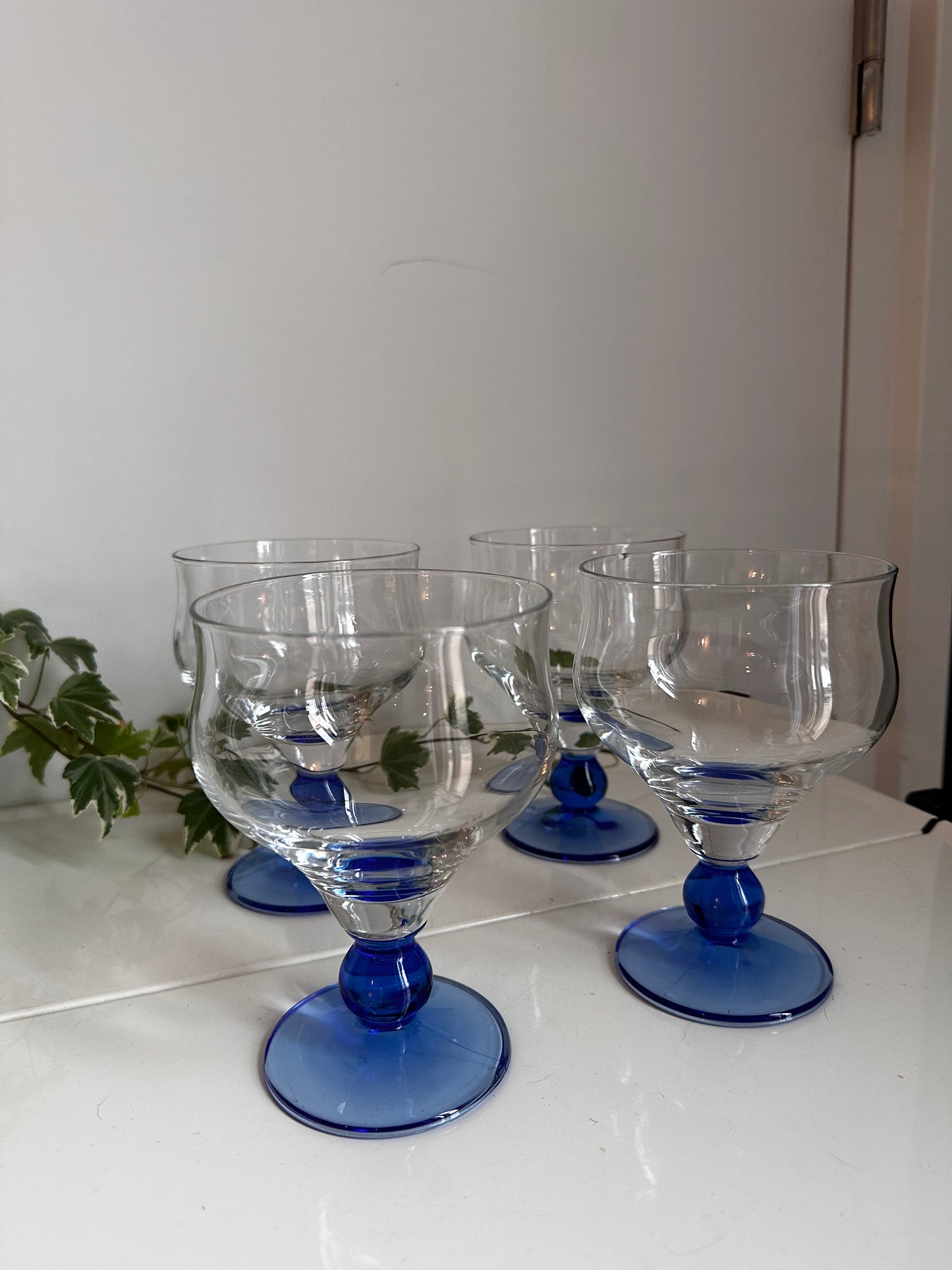 Set van 4 coupe glazen blauwe voet