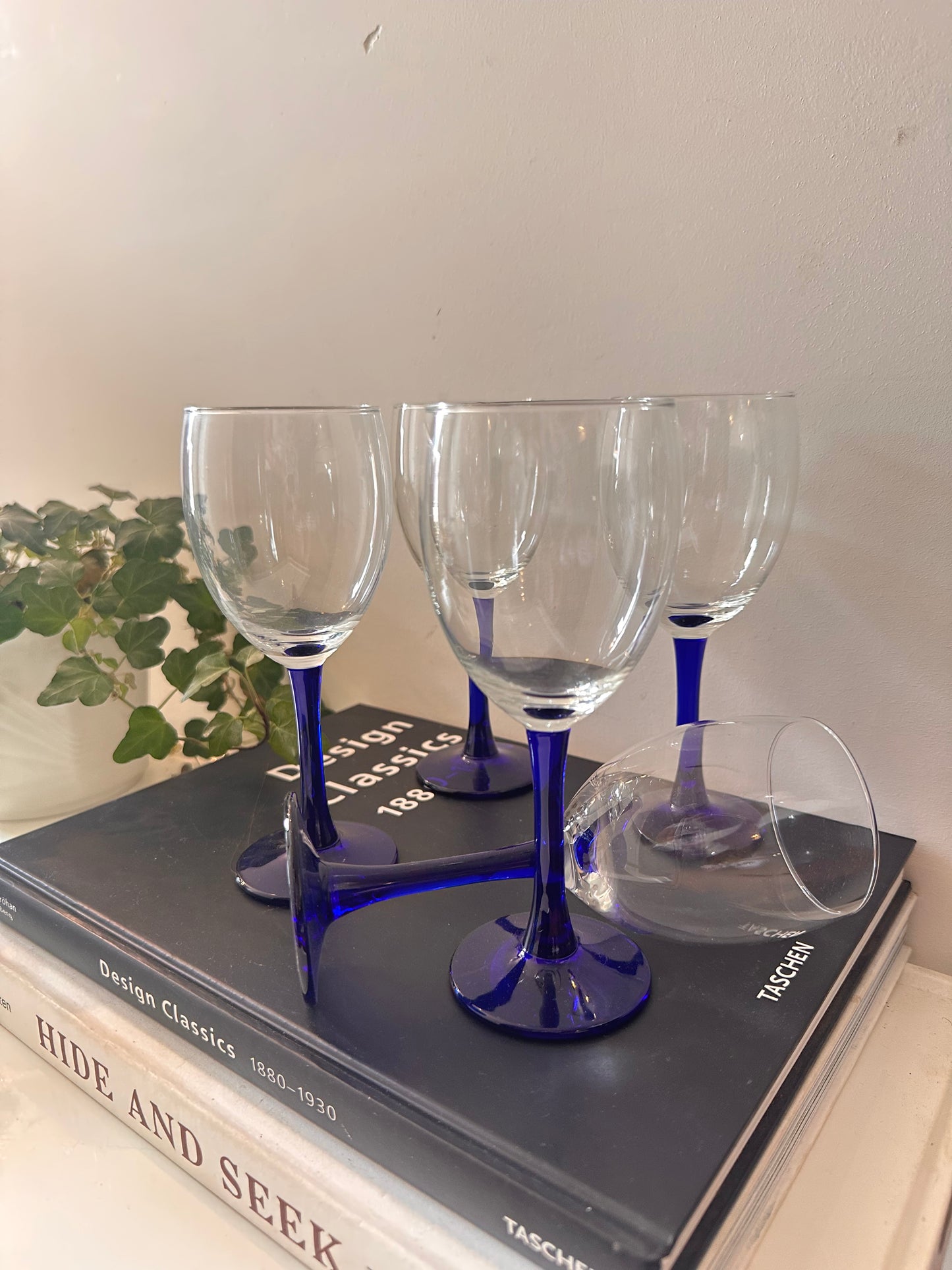 Set van 5 wijnglazen blauwe voet