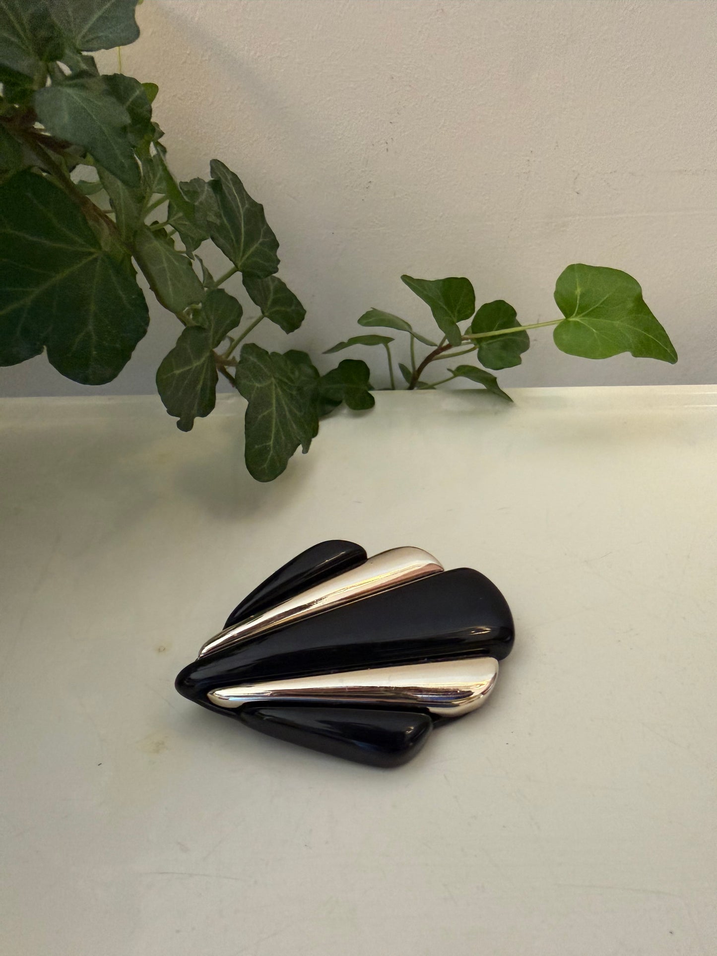 Zwart met zilver kleurige broche
