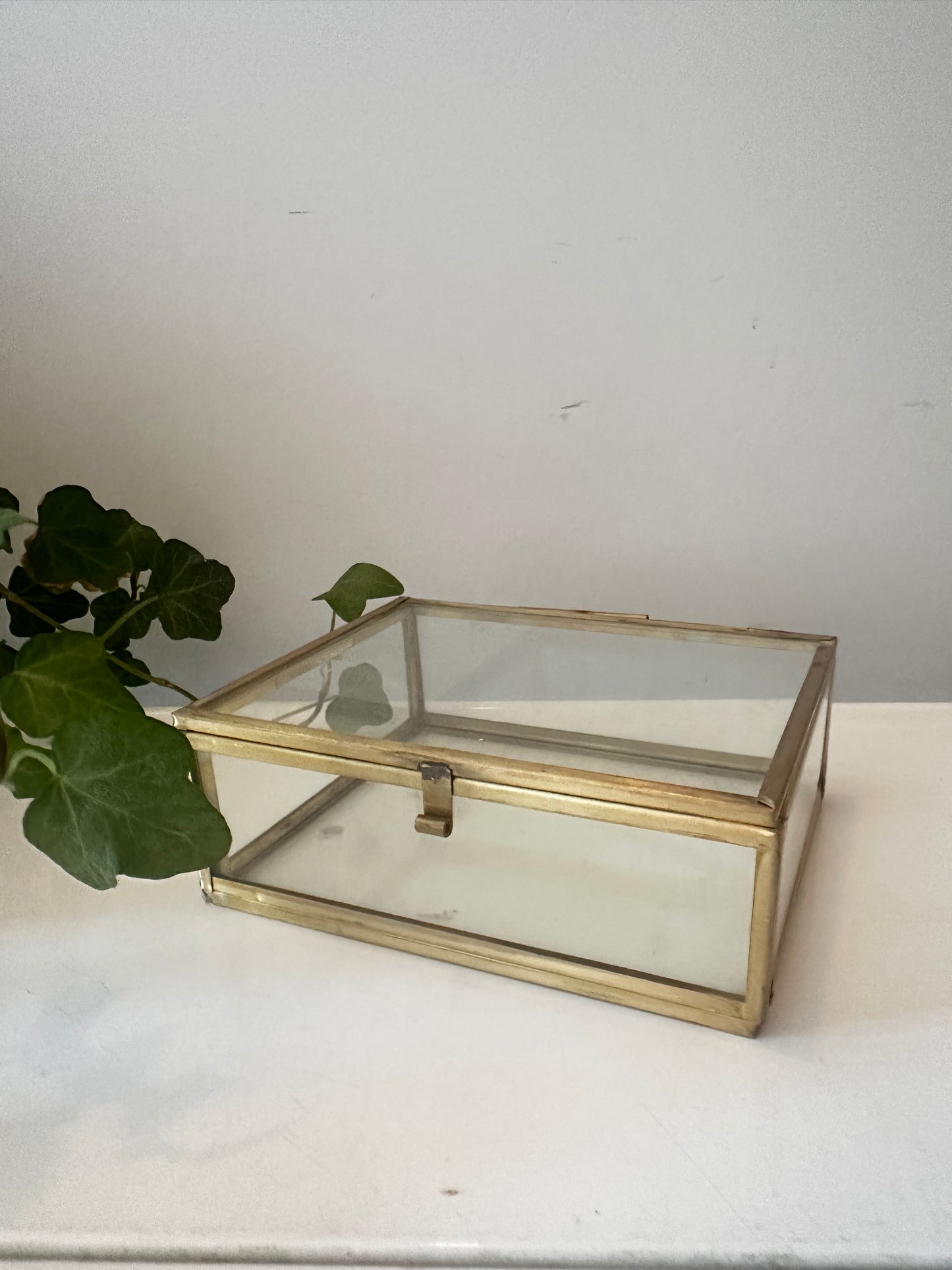 Glazen sieraden of bewaardoosje met messing randwerk