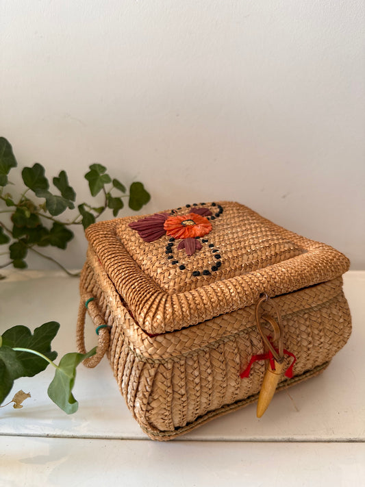 Gevlochten raffia bewaardoosje met bloem detail