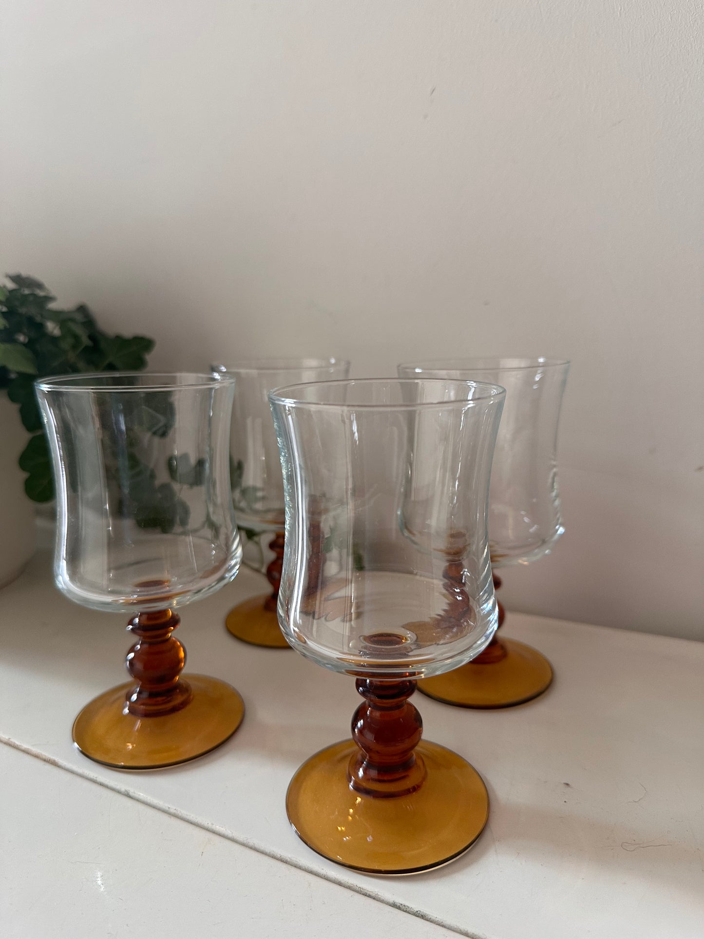 Set van 4 wijnglazen met amberkleurige voet