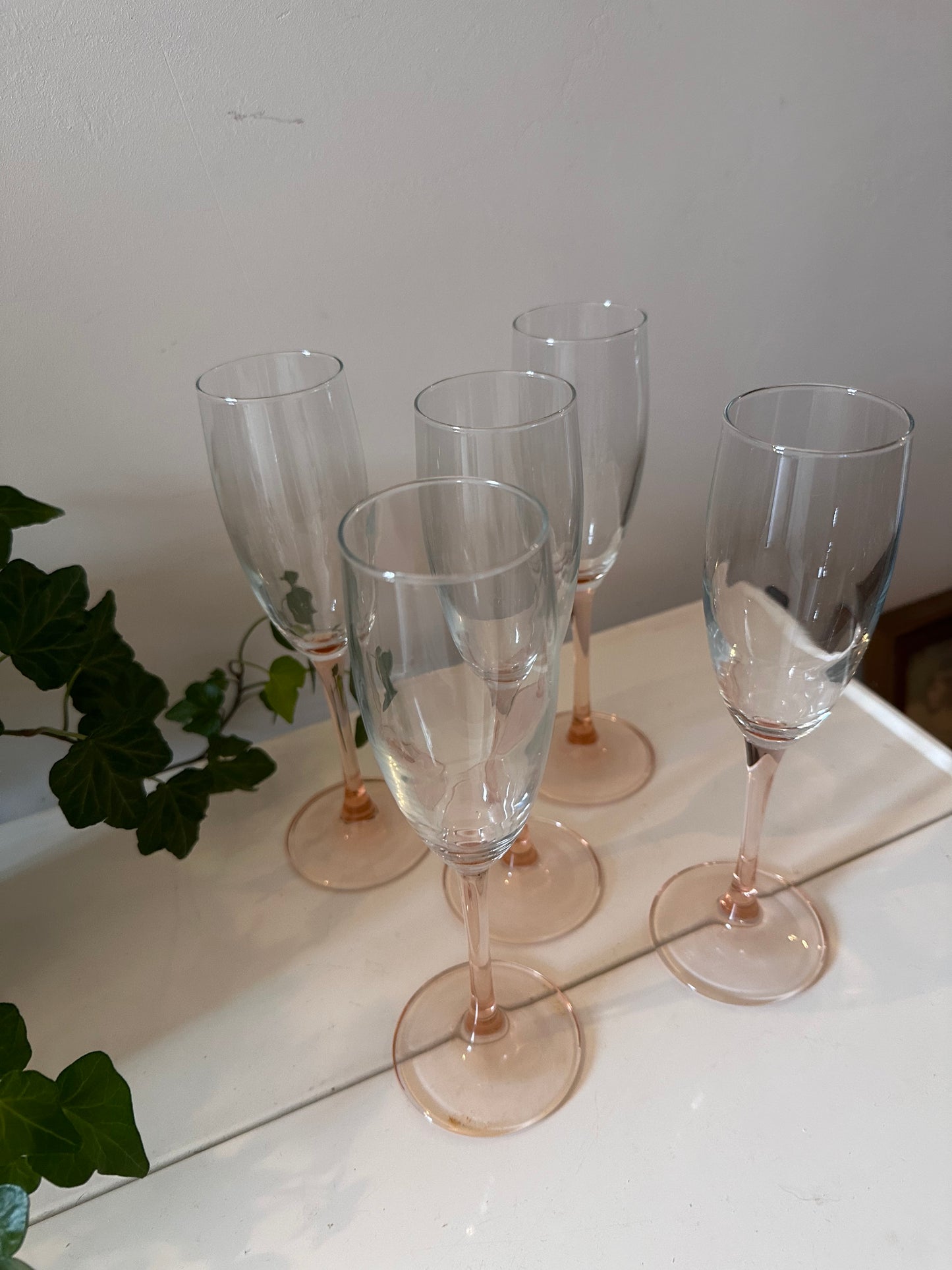 Champagneglazen met pastel oranje voet