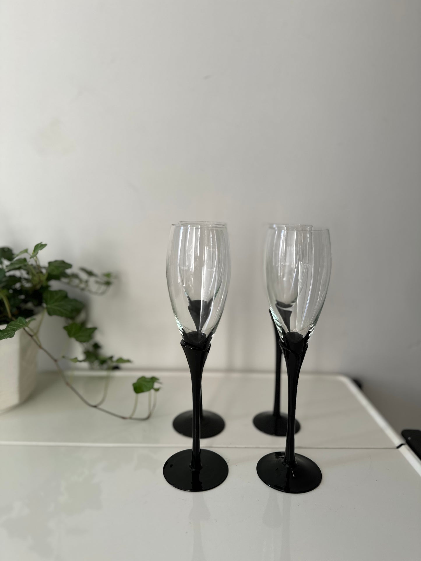 Set van 4 champagne glazen op zwarte voet