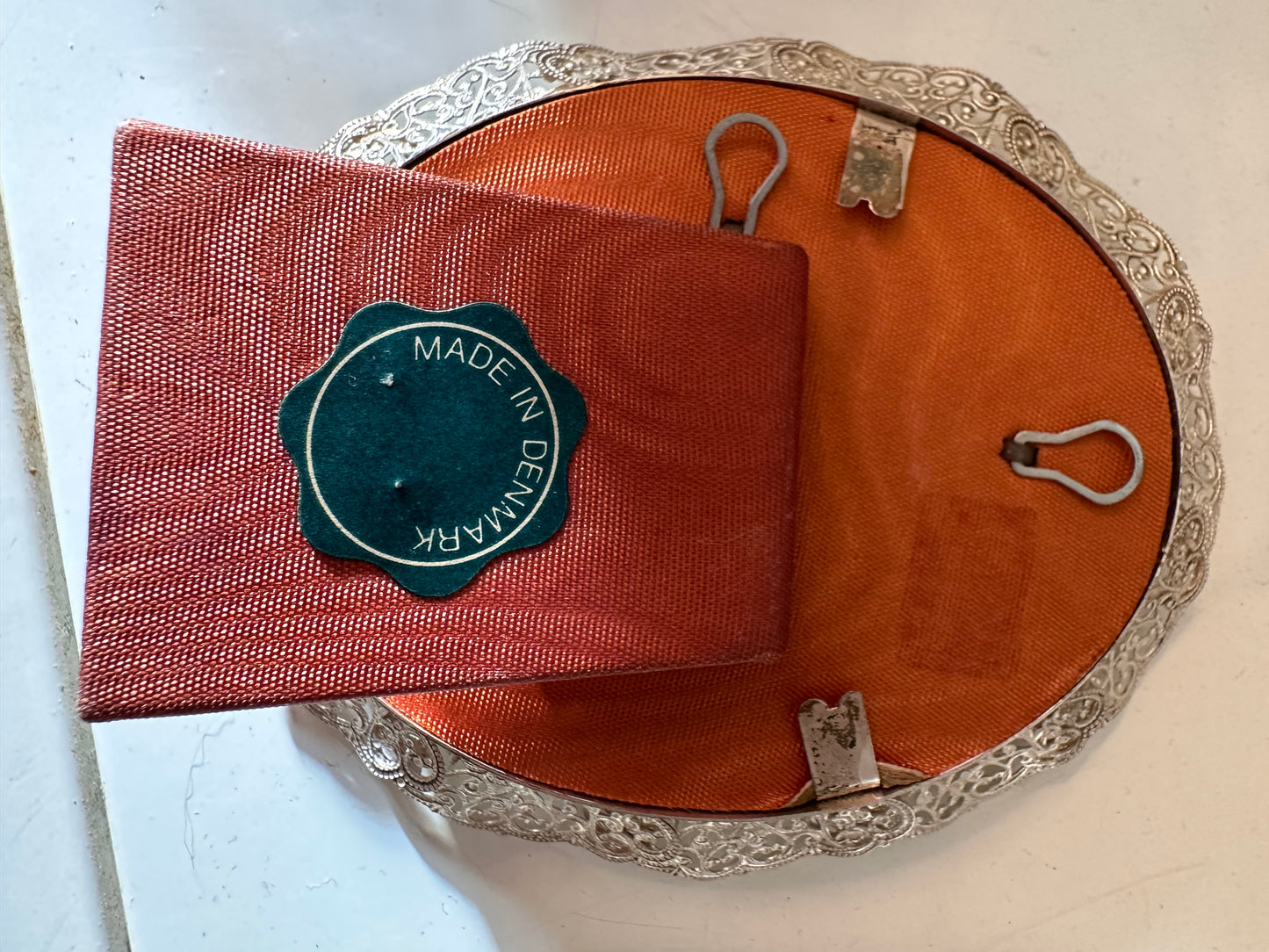 Opengewerkt ovaal fotolijstje op pootje