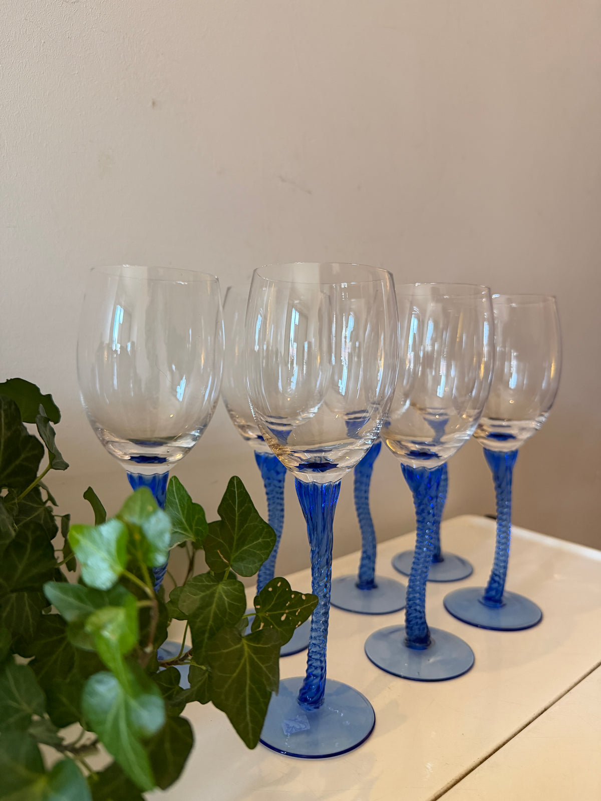 Wijnglazen met blauwe Wavy voet