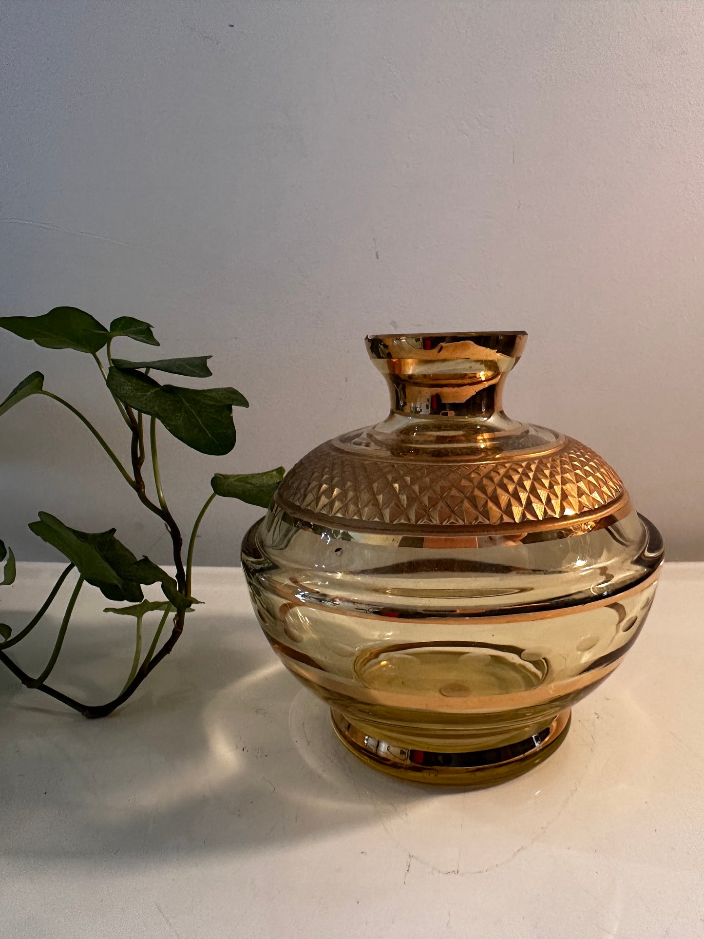 Vintage glazen vaasje met goudkleurig design