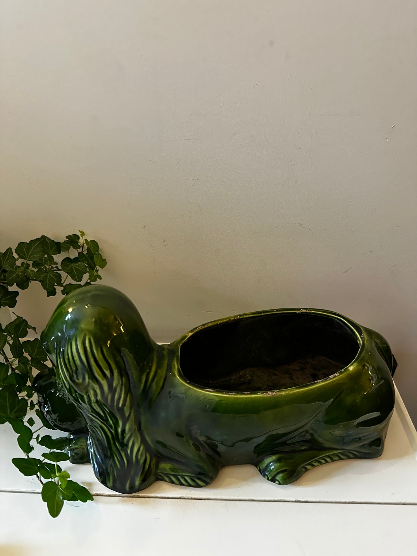 Keramieken bloempot in de vorm van een hond