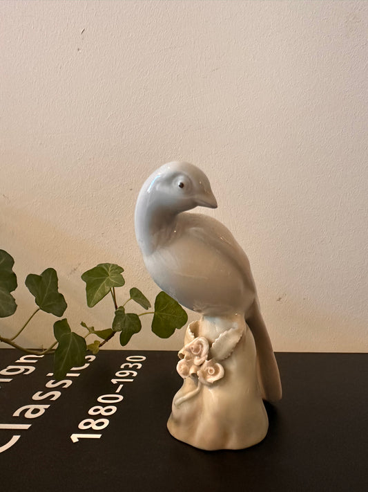 Porseleinen duifbeeldje