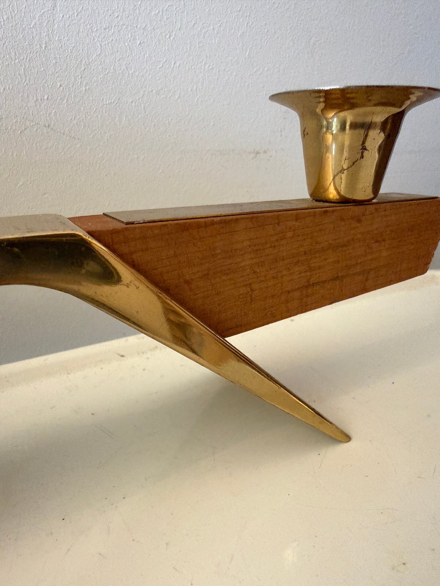 Brutalistische kandelaar van teak en messing
