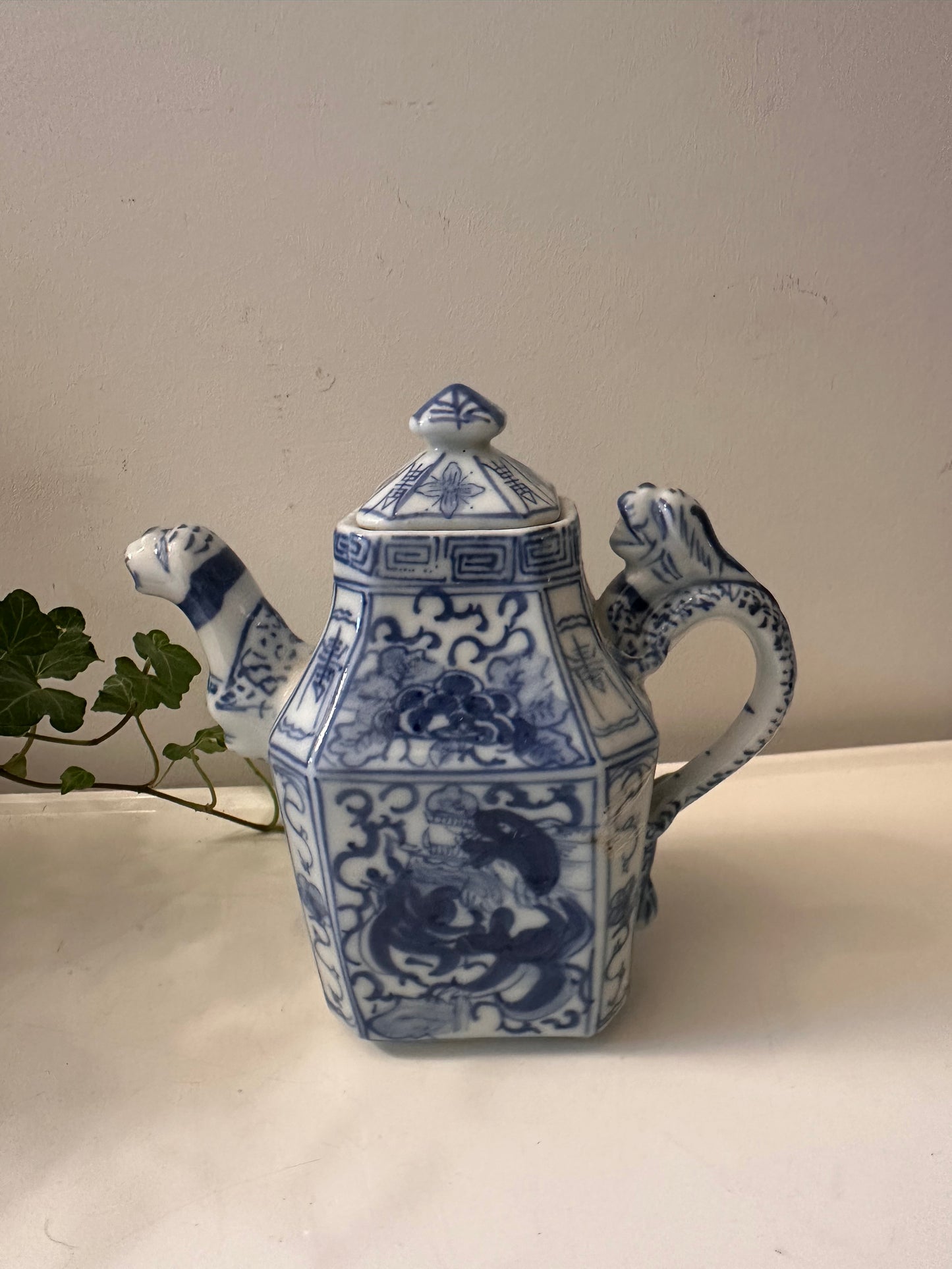 Blauw wit porseleinen theepot