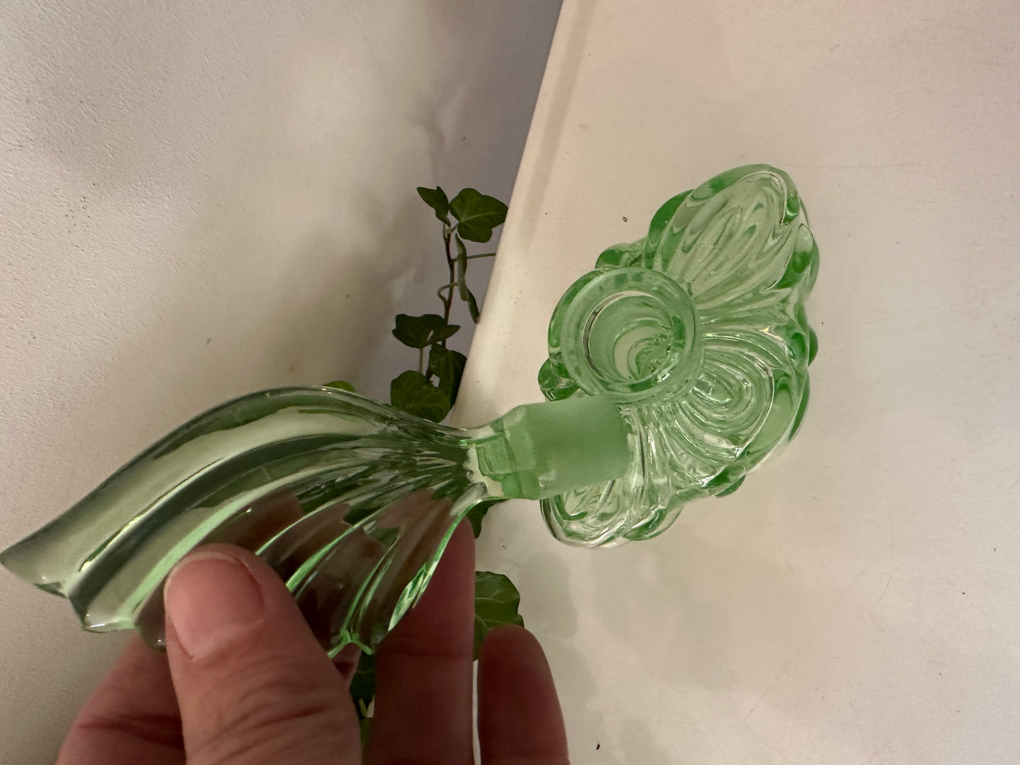 Groen geperst glazen parfumflesje