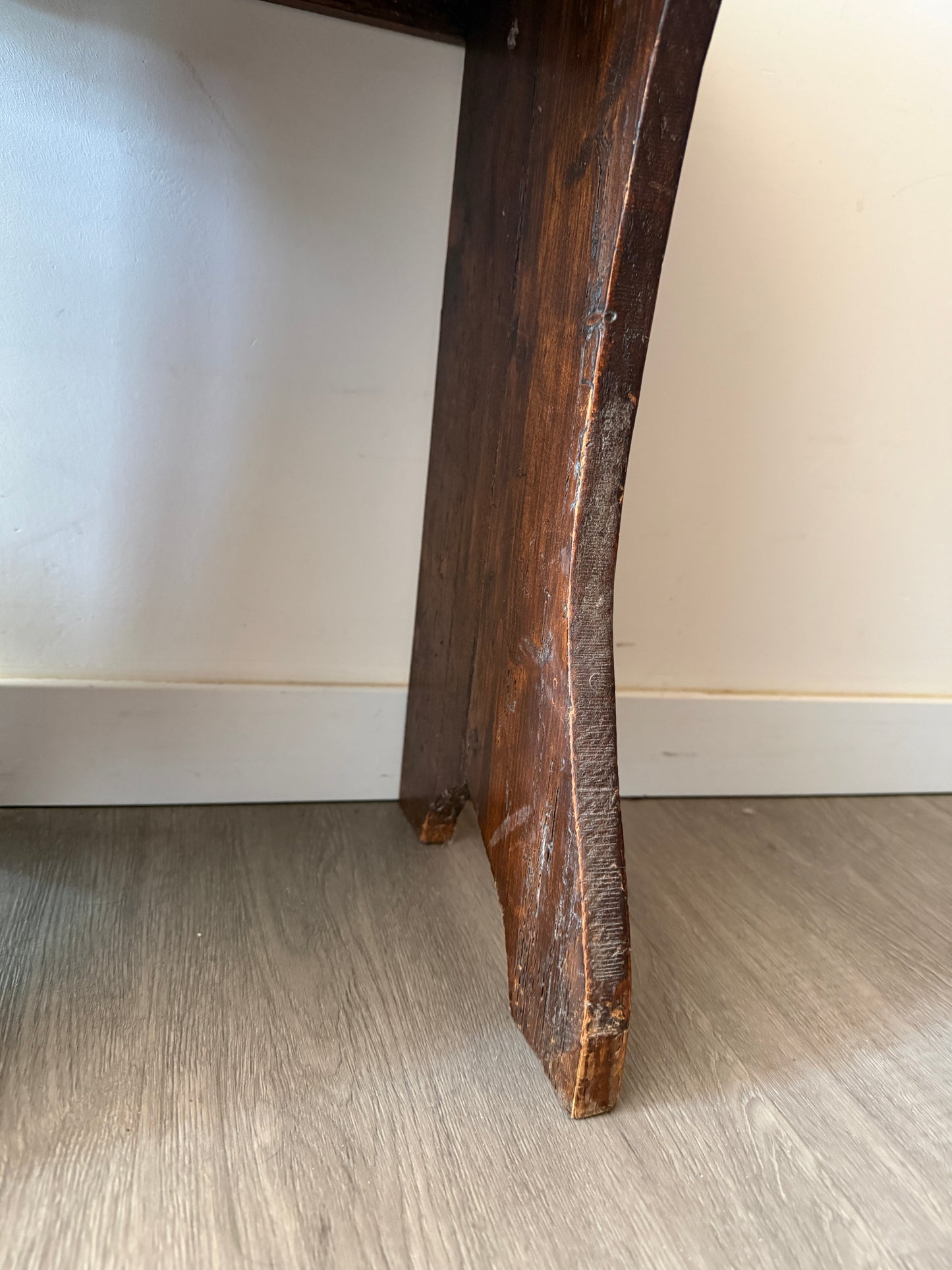 Vintage houten krukje plantentafeltje