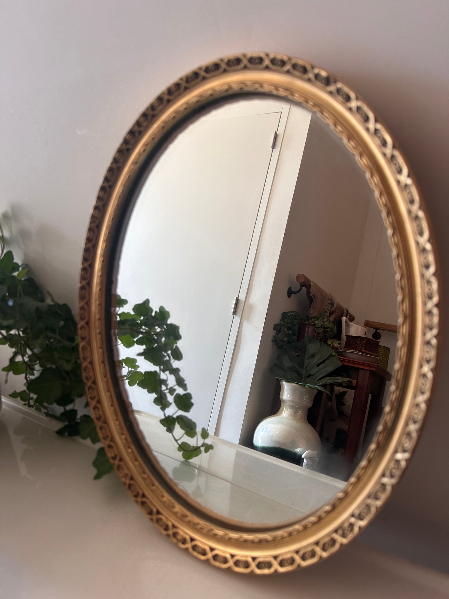 Goudkleurige ovale spiegel