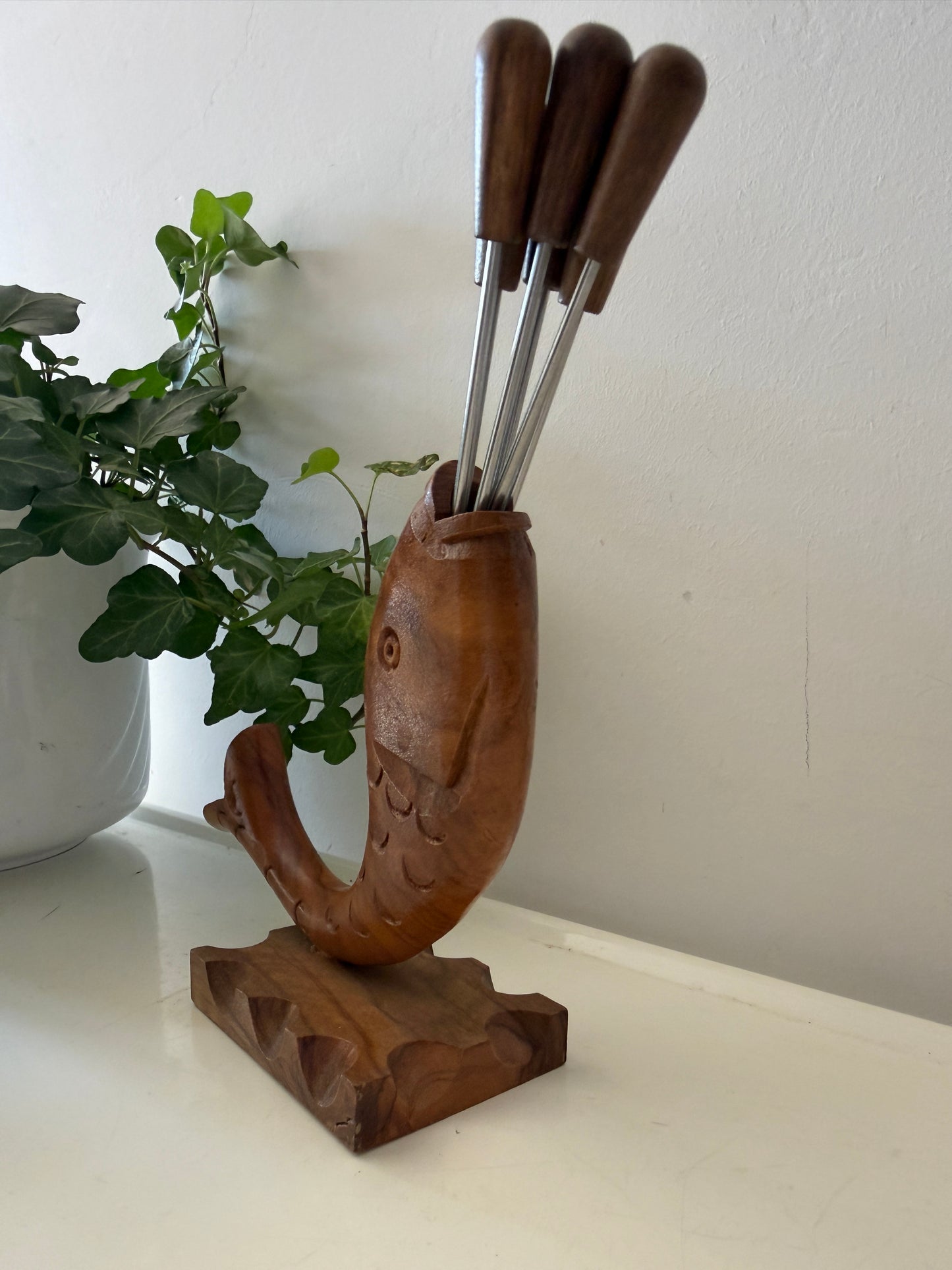 Jaren 70 cocktail prikkers in houder van hout
