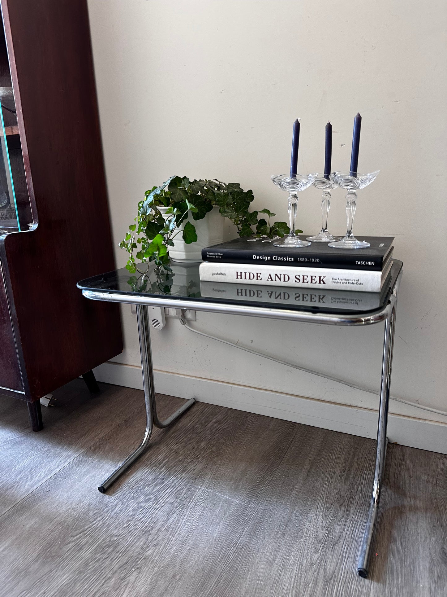 Bijzettafel in Bauhaus stijl met rookglas