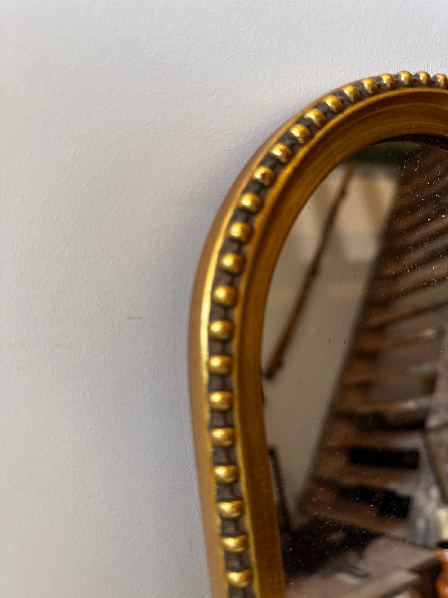 Goudkleurige spiegel met plankje