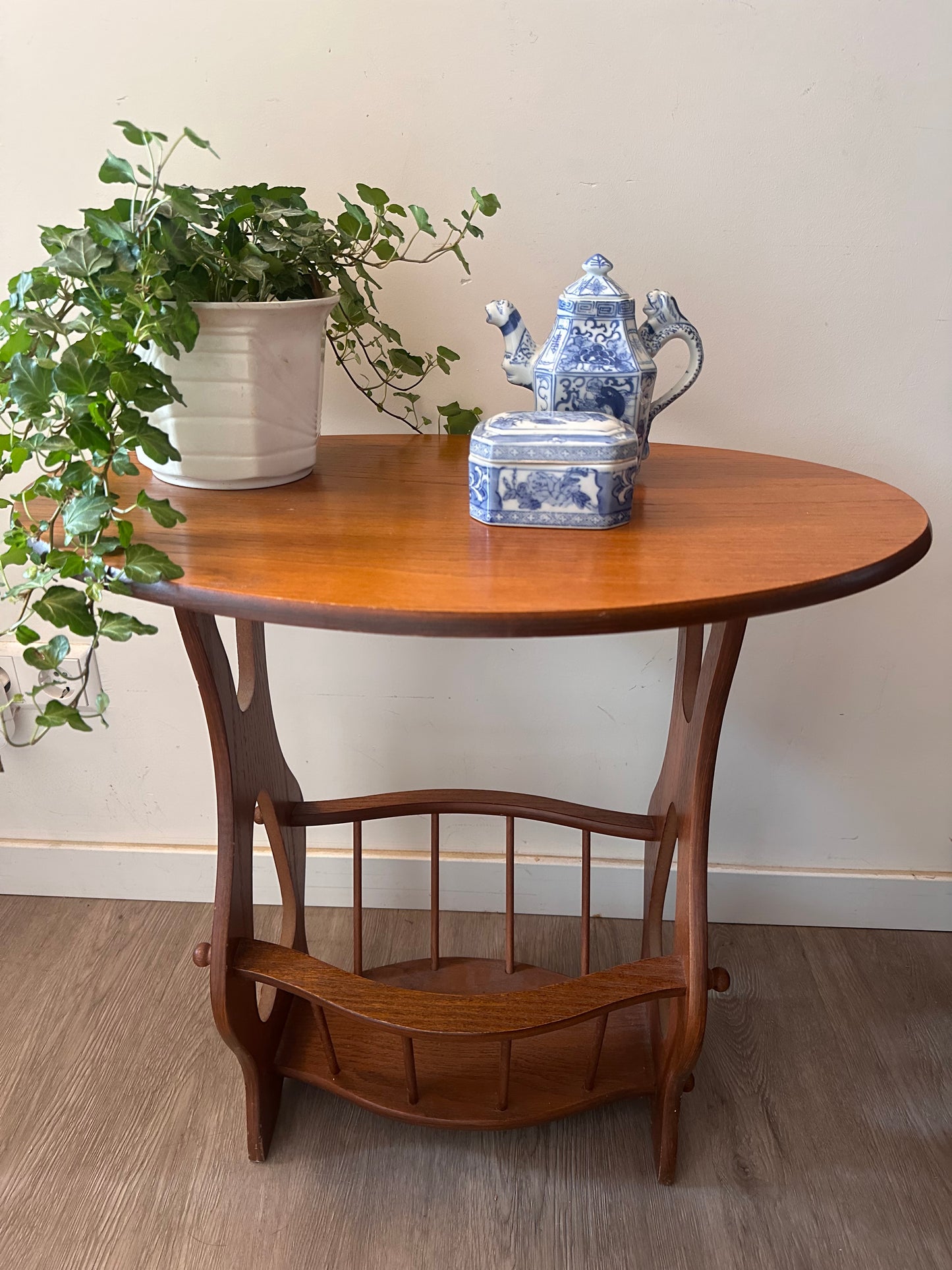 Mid Century bijzettafeltje met krantenrek