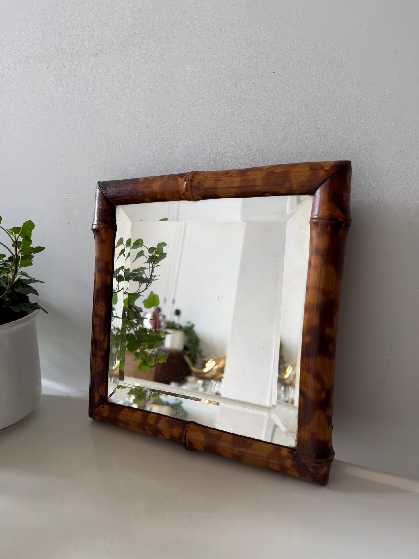 Vintage spiegel met houten lijst en facet geslepen glas