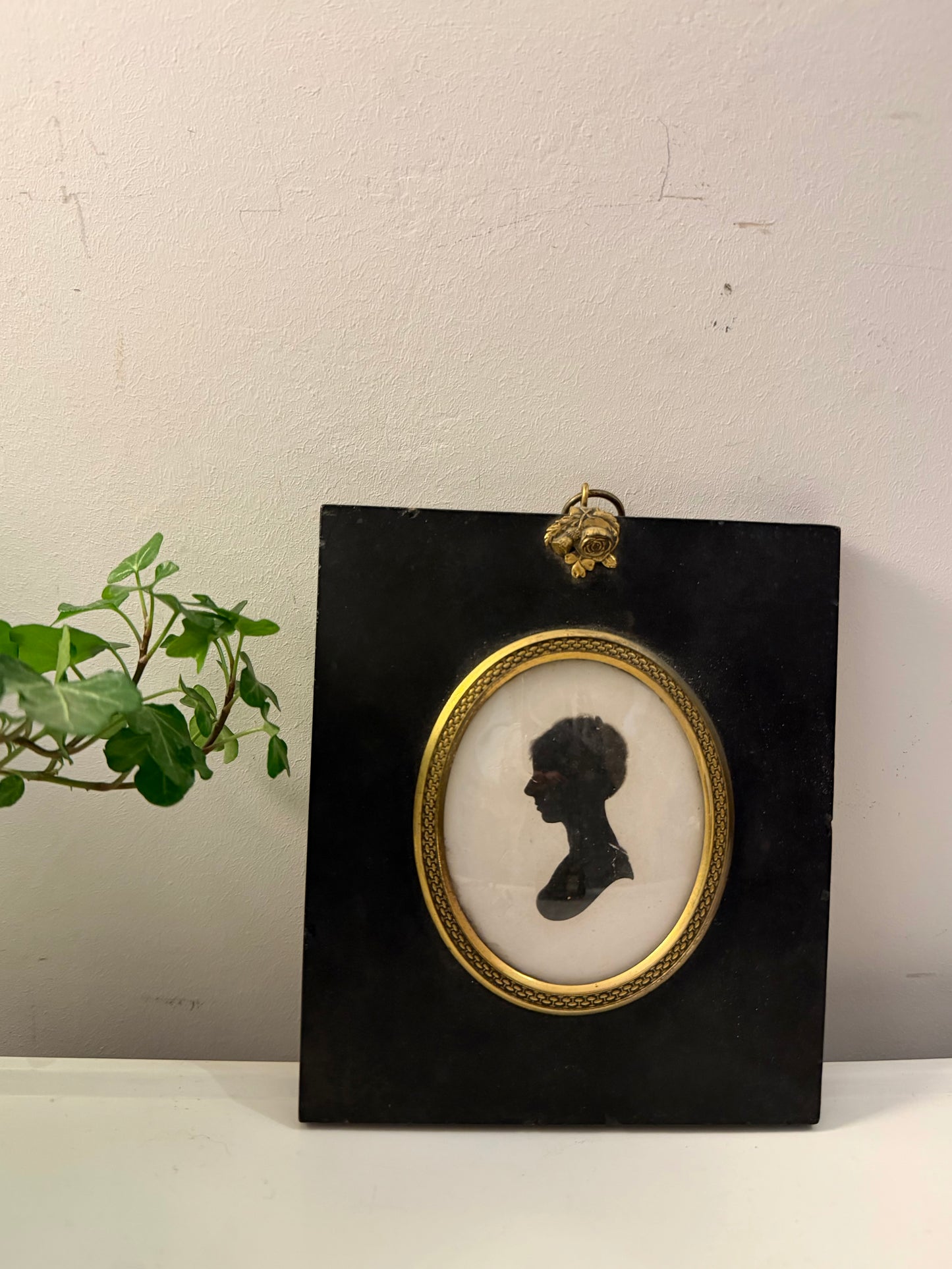 Silhouet portret in zwart lijstje met goudkleurige rand