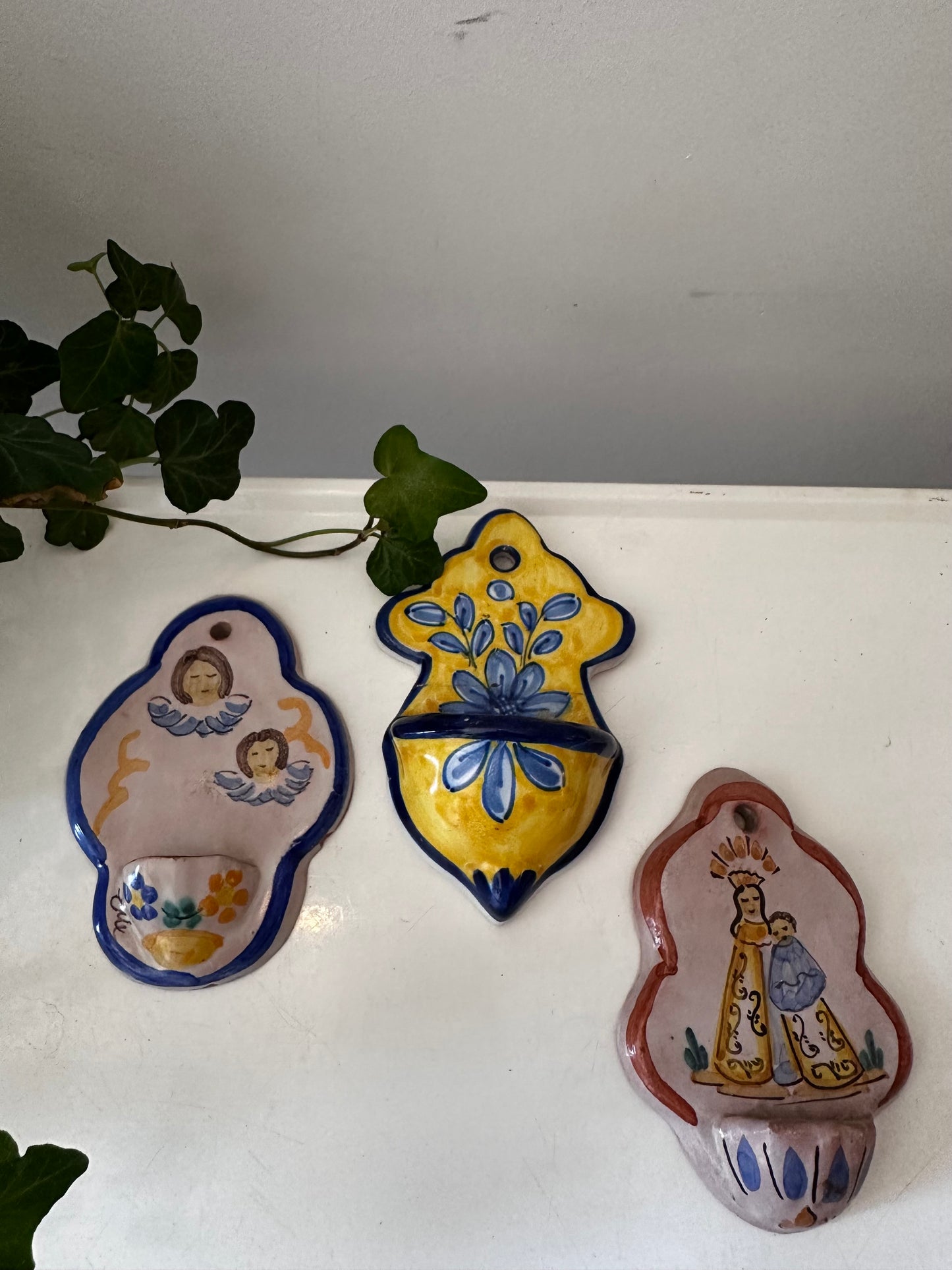 Keramieken wijwaterbakjes Spaans keramiek. Prijs per stuk