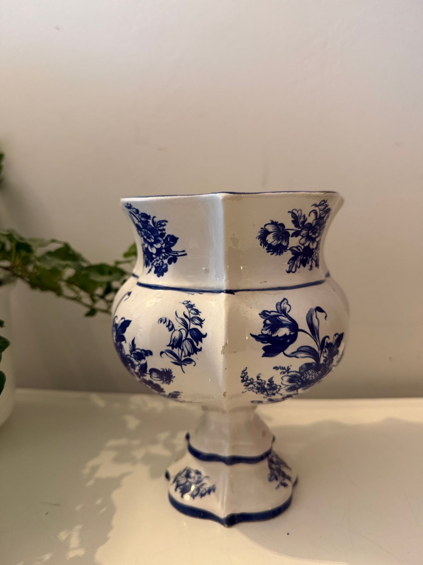 Blauw witte tulpenvaas