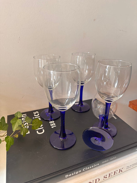 Set van 5 wijnglazen blauwe voet