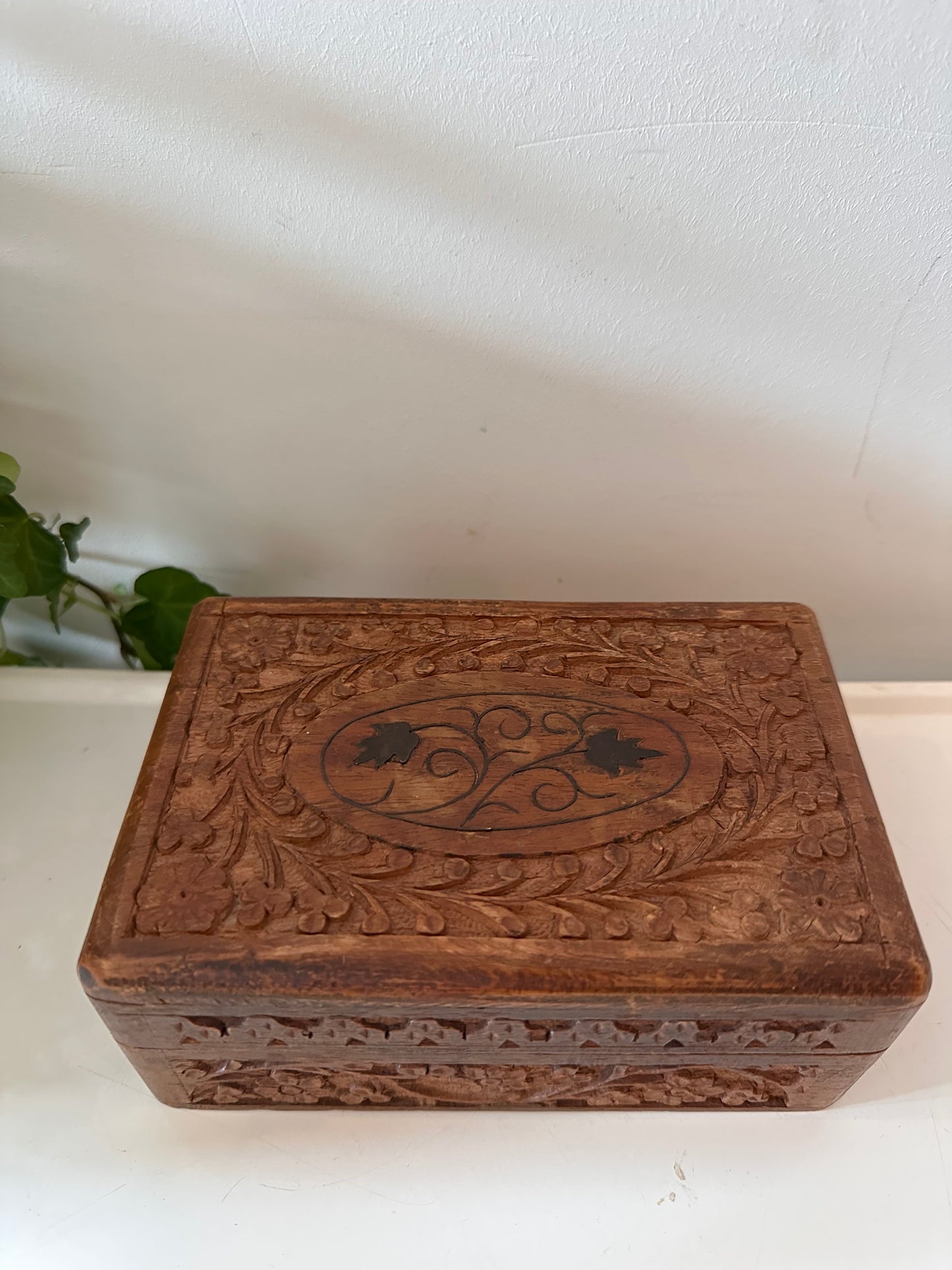 Houten bewaardoos met messing koper inleg
