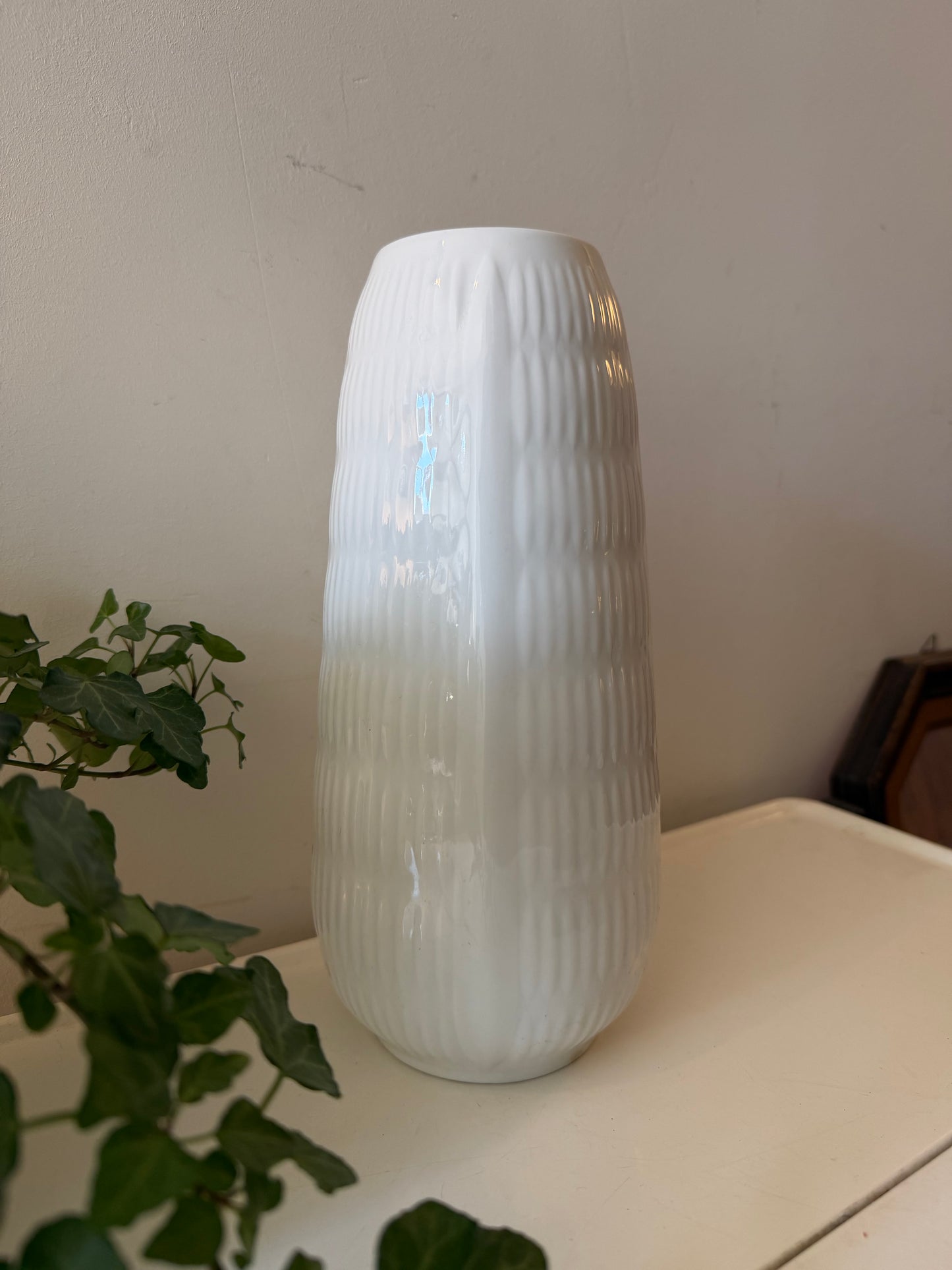 Wit porseleinen vintage vaas