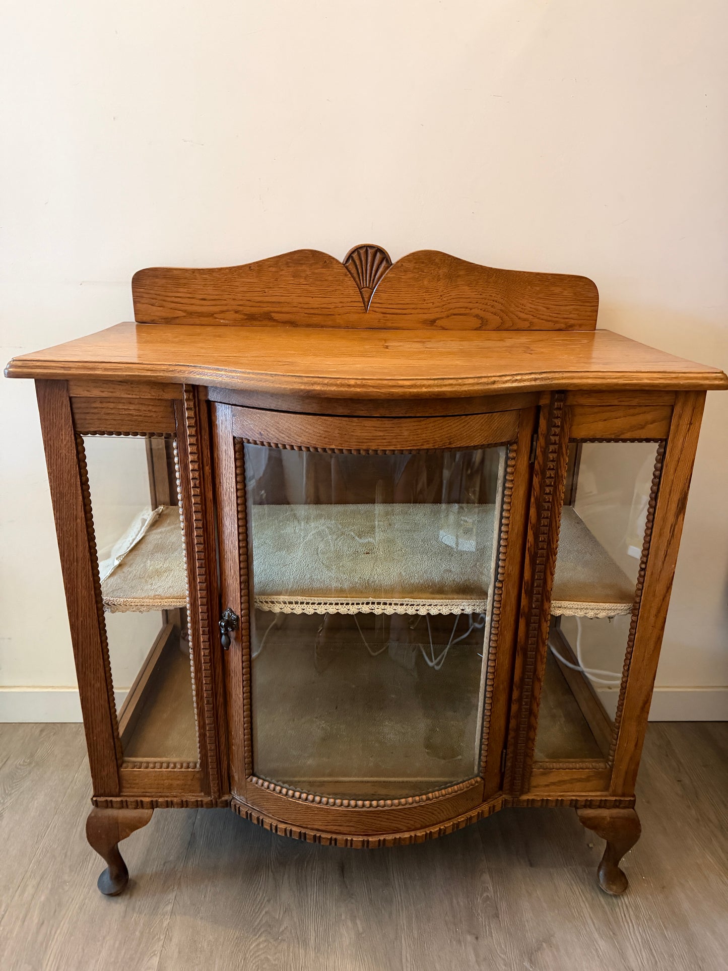 Antiek vitrinekastje met gebogen glas