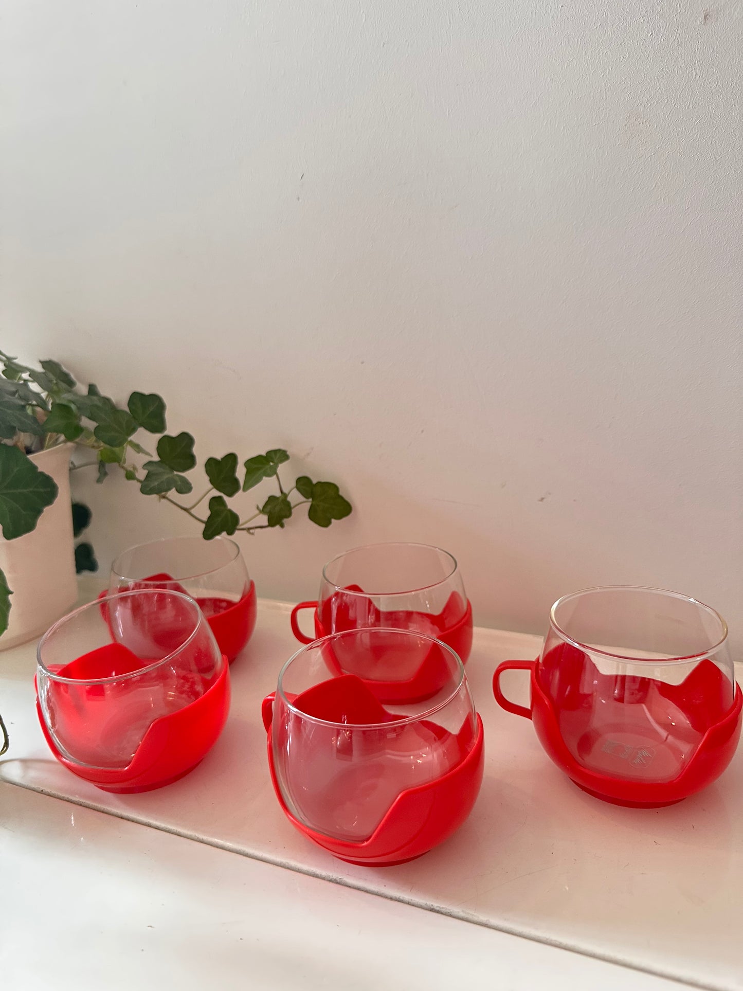 Set van 5 retro theeglazen in rode houder