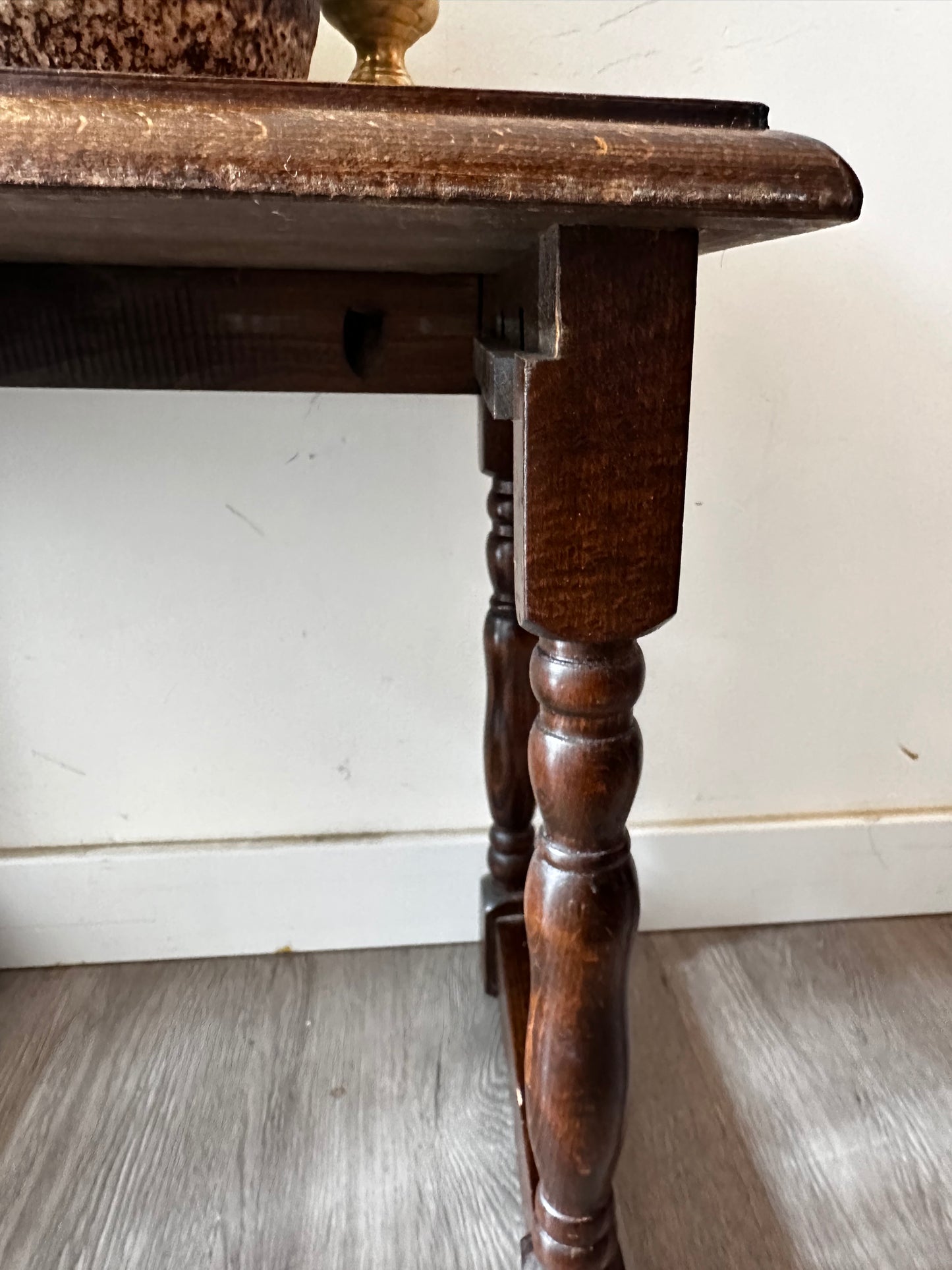 Set van twee houten bijzettafeltjes