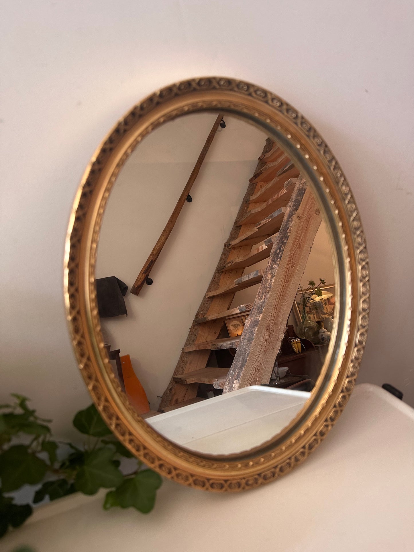 Goudkleurige ovale spiegel