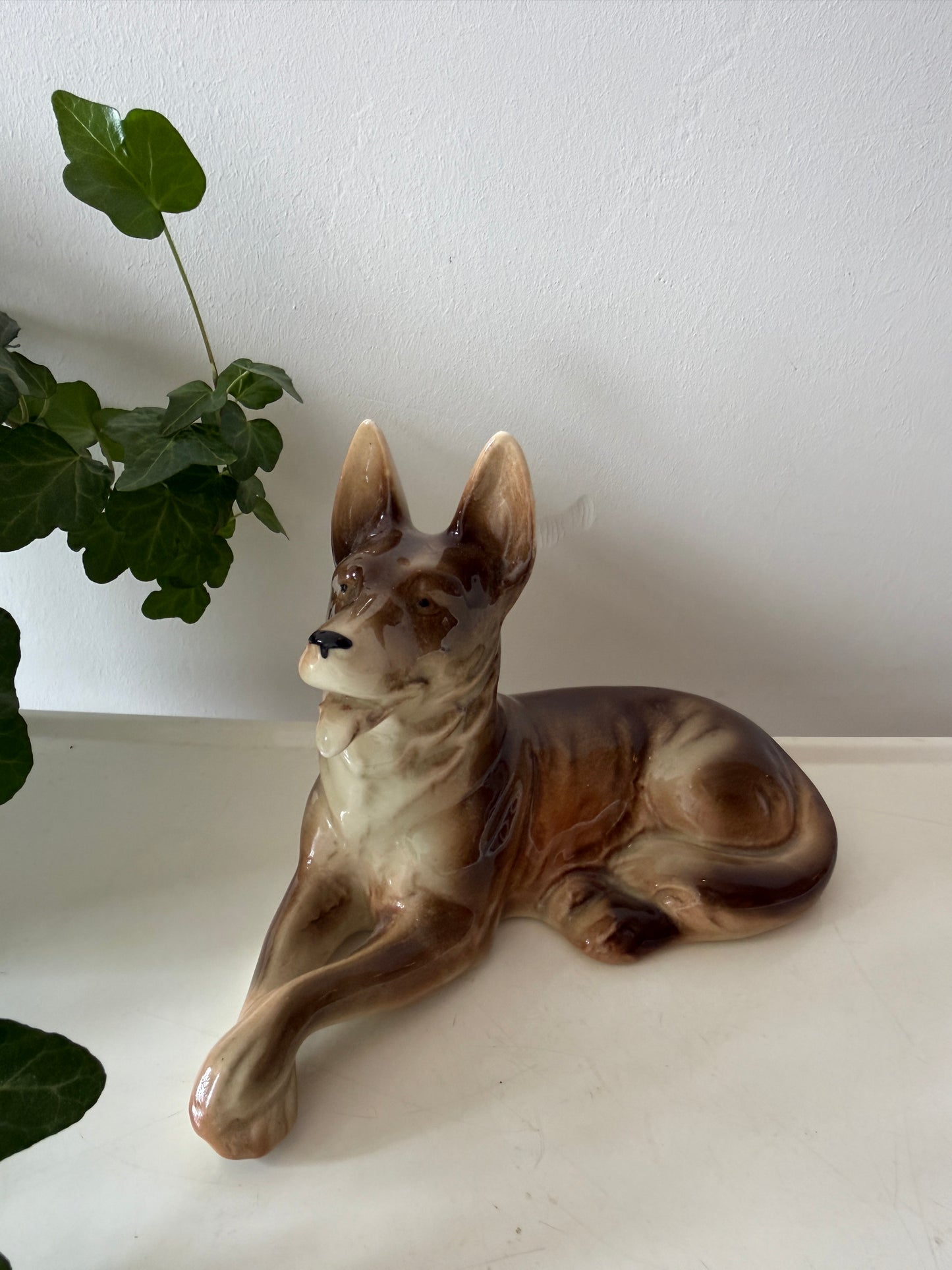 Porseleinen beeldje herdershond
