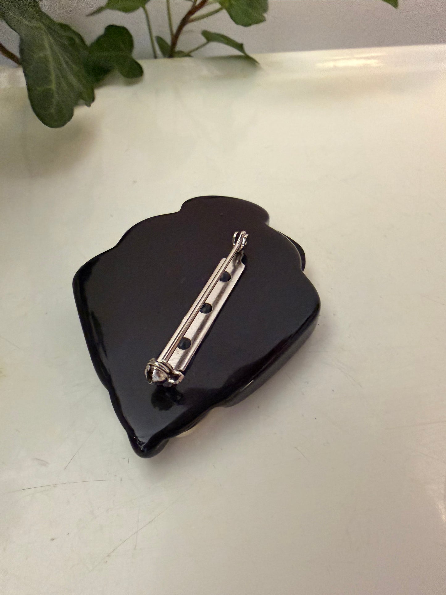 Zwart met zilver kleurige broche