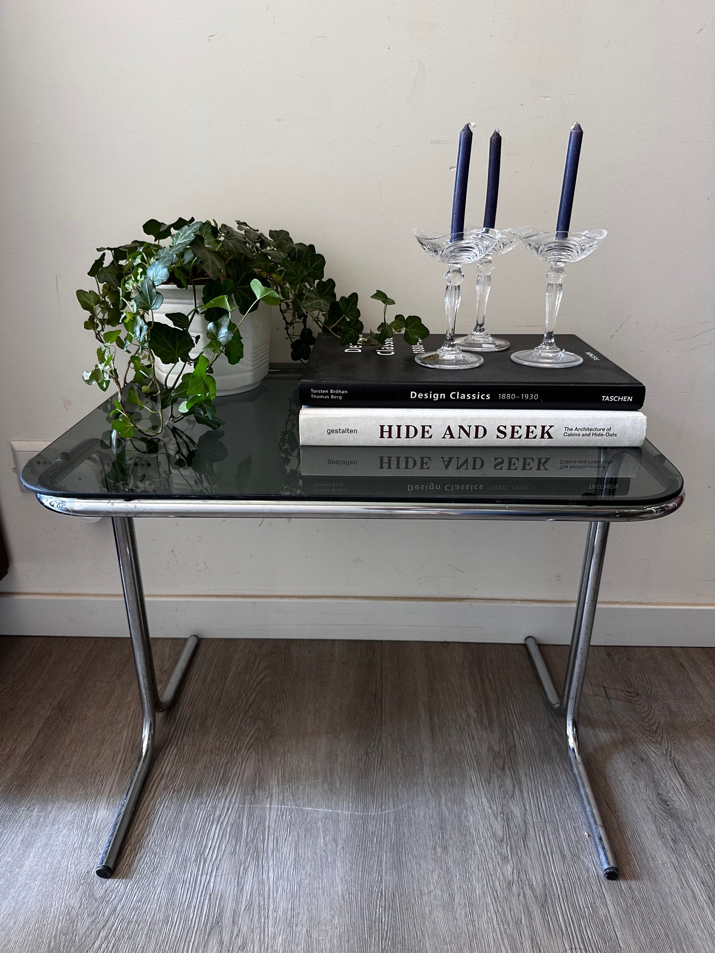Bijzettafel in Bauhaus stijl met rookglas