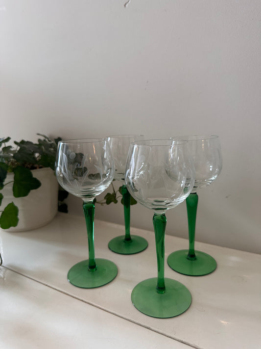 Set van 4 wijnglazen op groene voet
