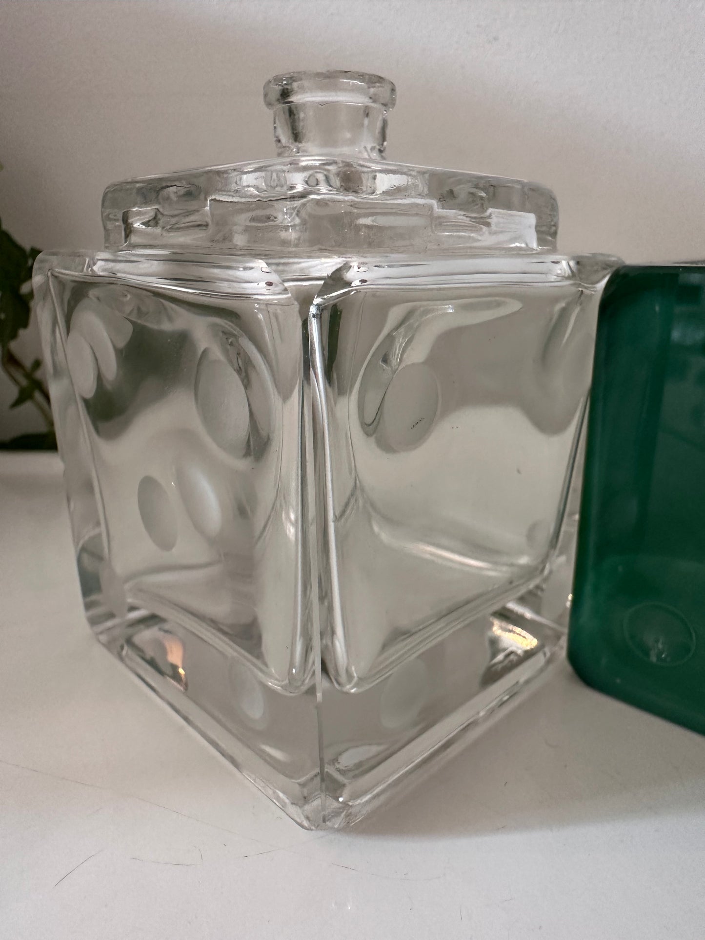 Vintage parfumfles met dobbelsteen motief