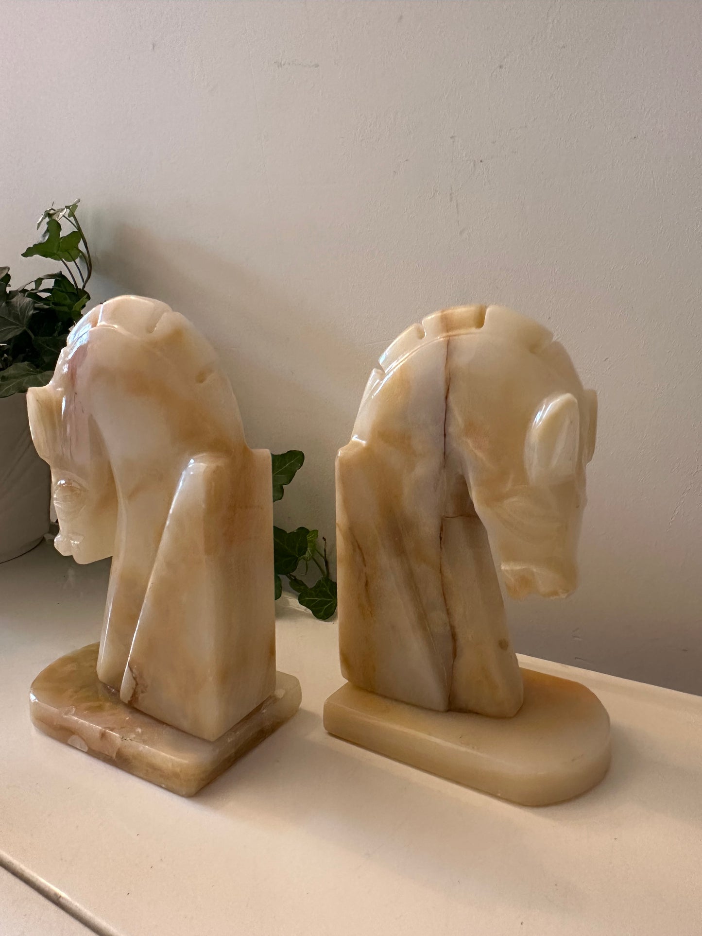 Twee onyx boekensteunen