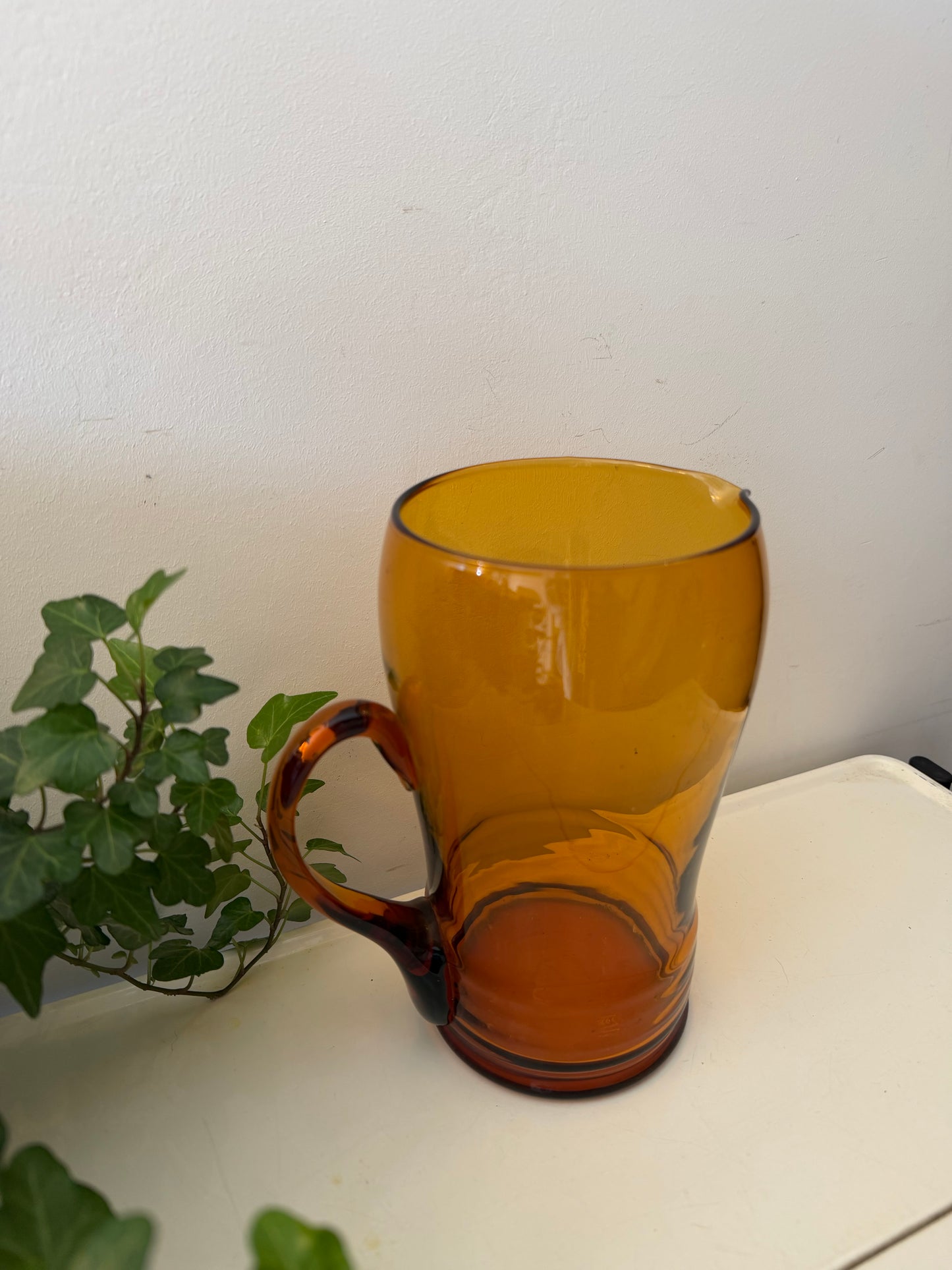 Amberkleurige glazen waterkan