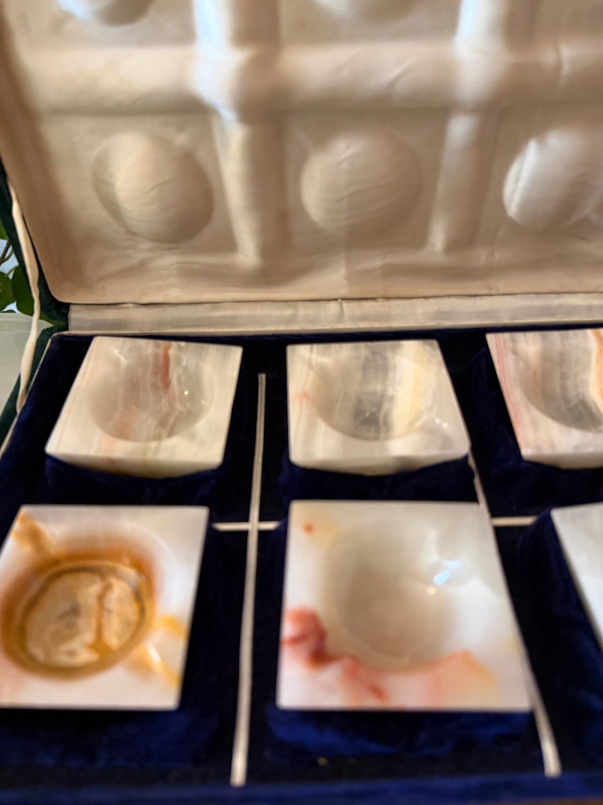 Natuurstenen bakjes in een fluwelen box