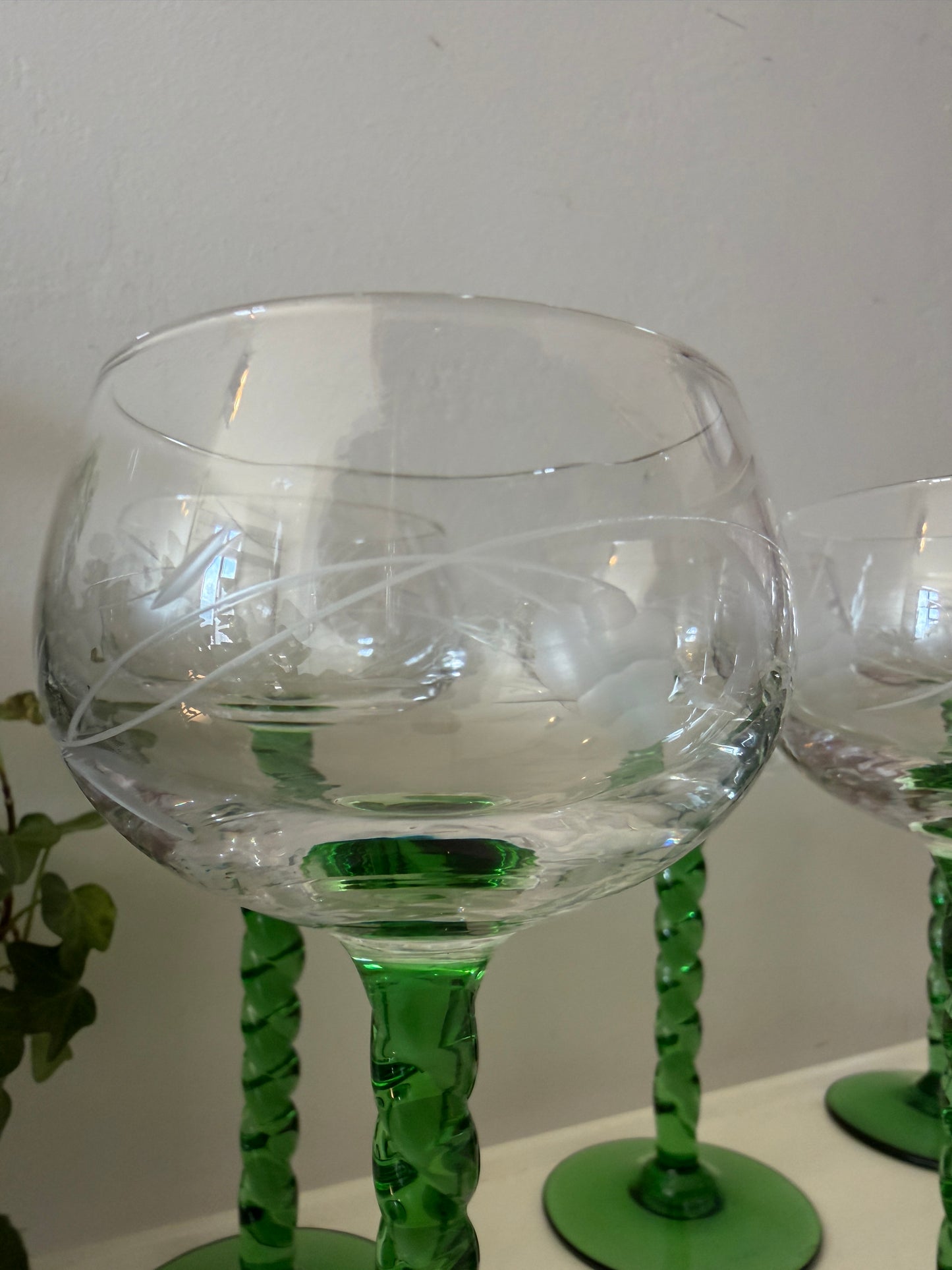 Set van 6 wijnglazen op groene voet